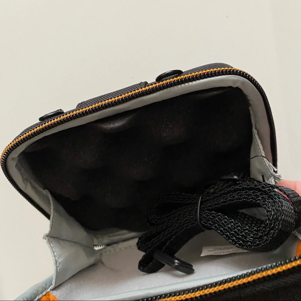 Lowepro Santiago 30 II Camera Bag for GoPro and Action Cameras - Picture 4 of 9